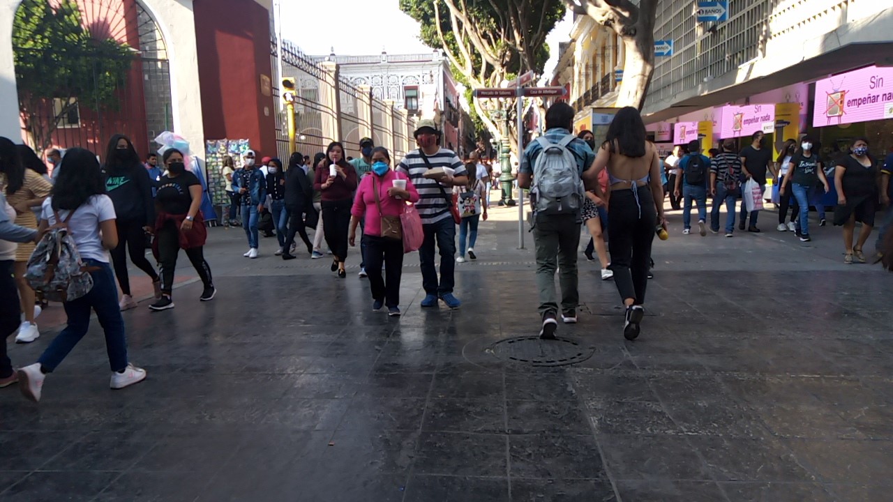 Video desde Puebla: No aprenden…poblanos y turistas atiborran el centro histórico
