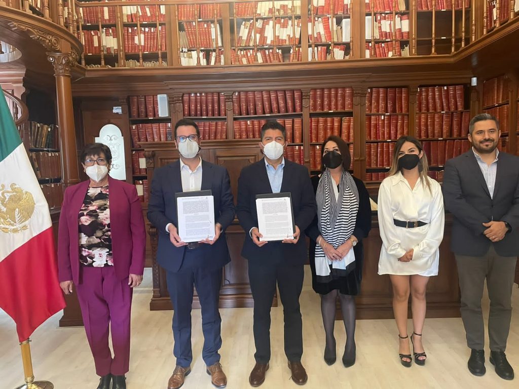 Eduardo Rivera y Pepe Iracheta firman convenio de colaboración para la regularización y gestión del suelo