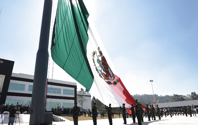 Bandera de México, símbolo que inspira para acabar con corrupción y desigualdad: MBH