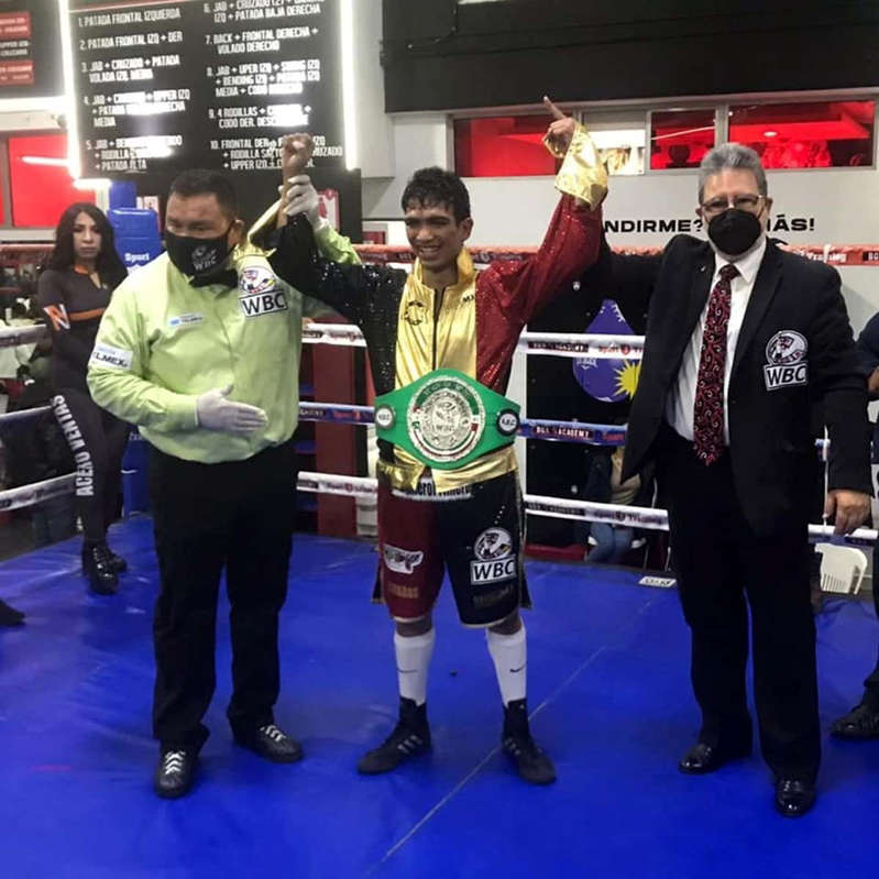 ‘Sugar’ Castro se corona campeón mundial juvenil de boxeo CMB supergallo