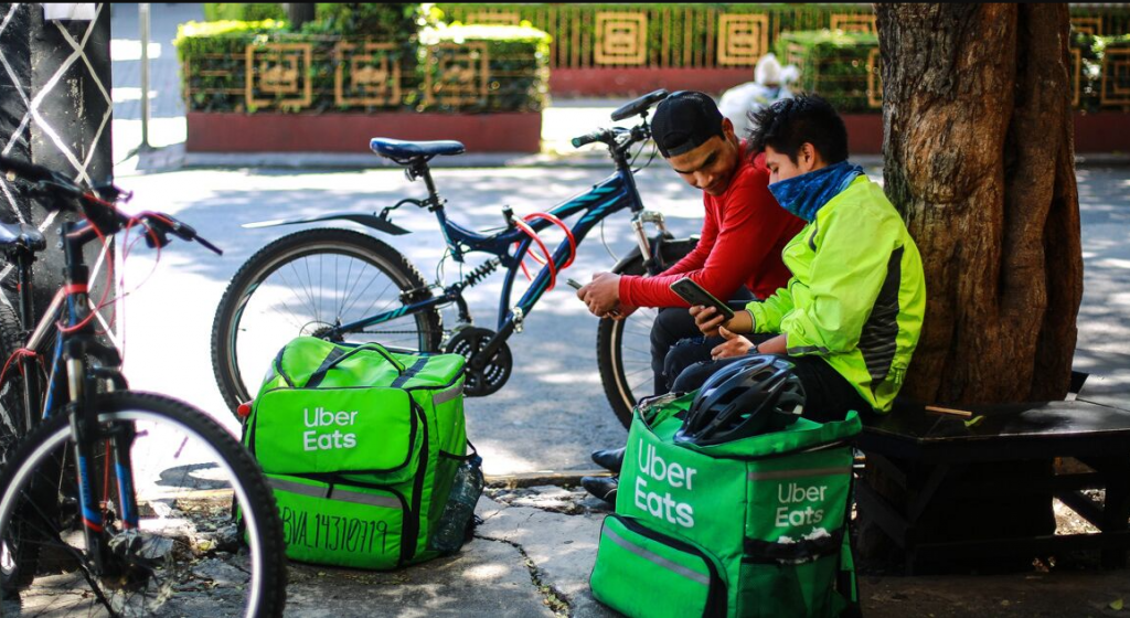 OXFAM México: Informe revela la precariedad que enfrentan personas repartidoras de aplicaciones digitales