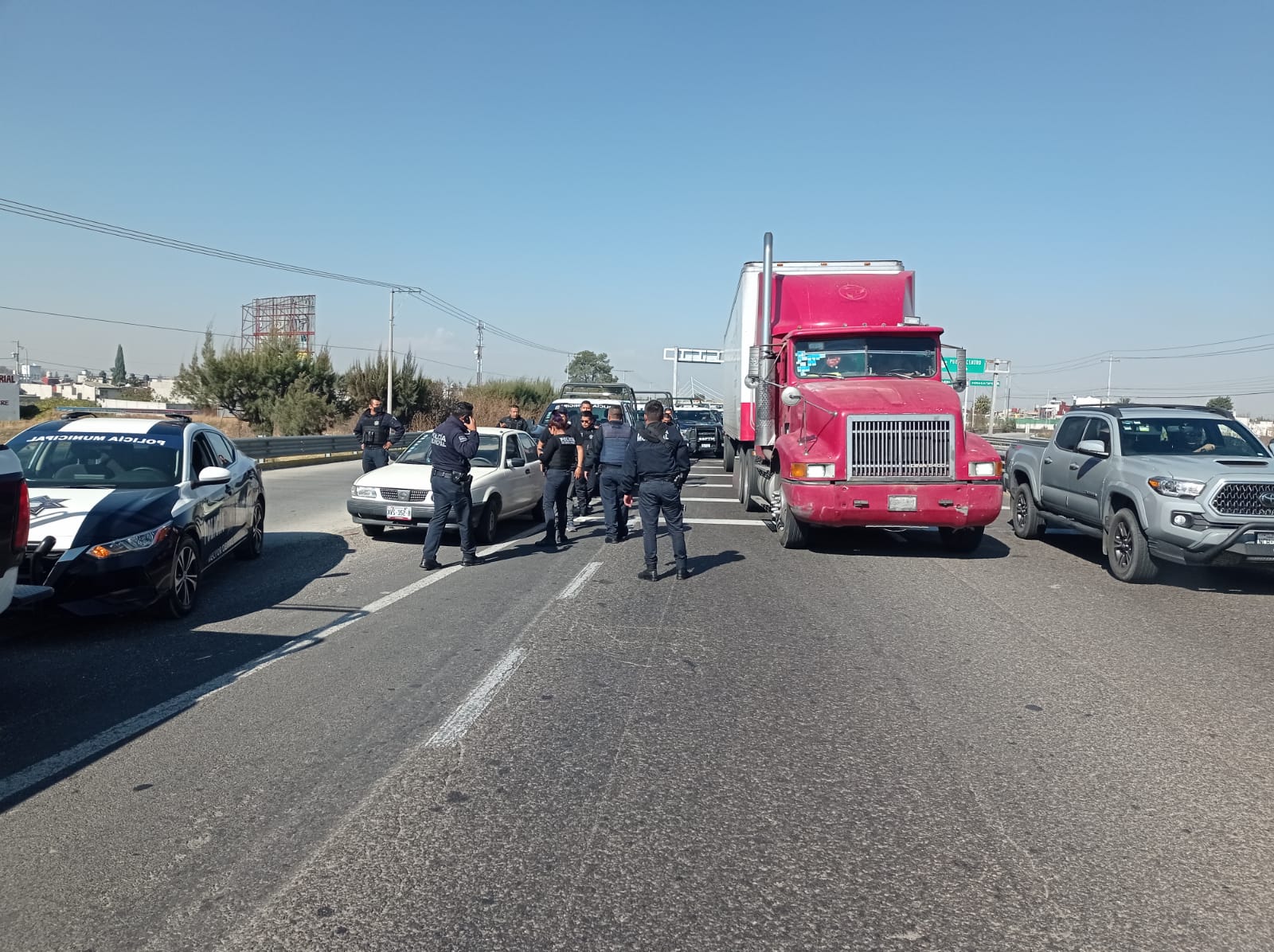 Detención del conductor de un vehículo con reporte de robo provoca caos en la Puebla-Orizaba.