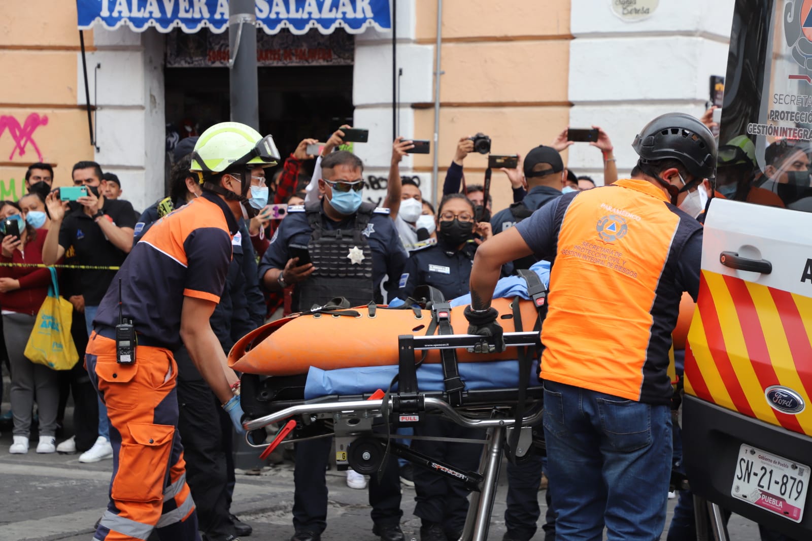 Video desde Puebla: Protección Civil rescata a mujer que cayó a alcantarilla sin tapa en la 6 oriente y 2 norte