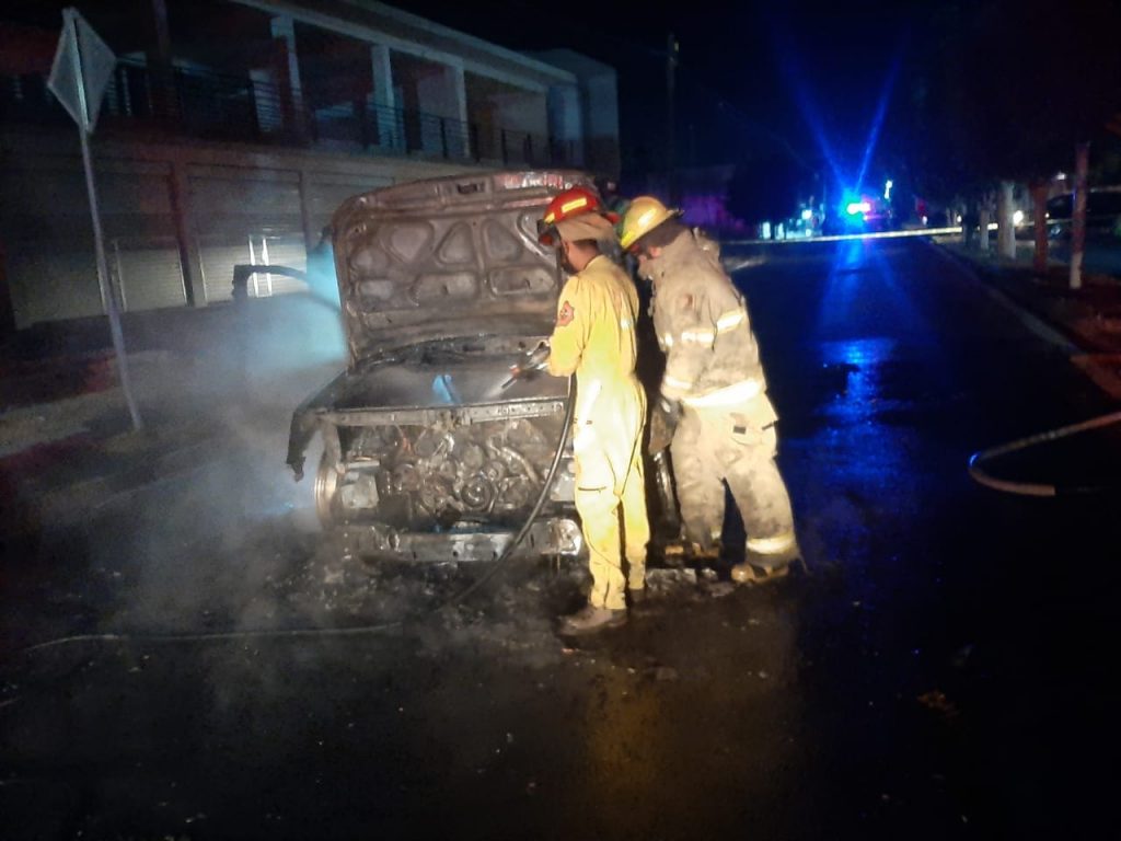 Falla mecánica calcina camioneta en Huixcolotla