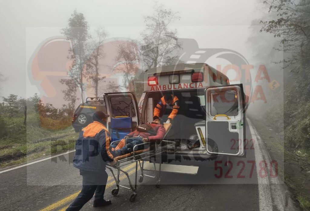 Pareja en moto derrapa y queda lesionada en Teziutlán