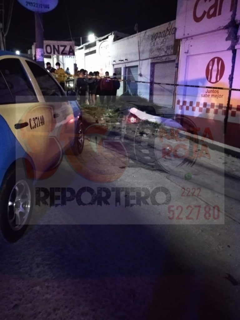Pareja en motocicleta sufre accidente en Tecamachalco y el hombre pierde la vida