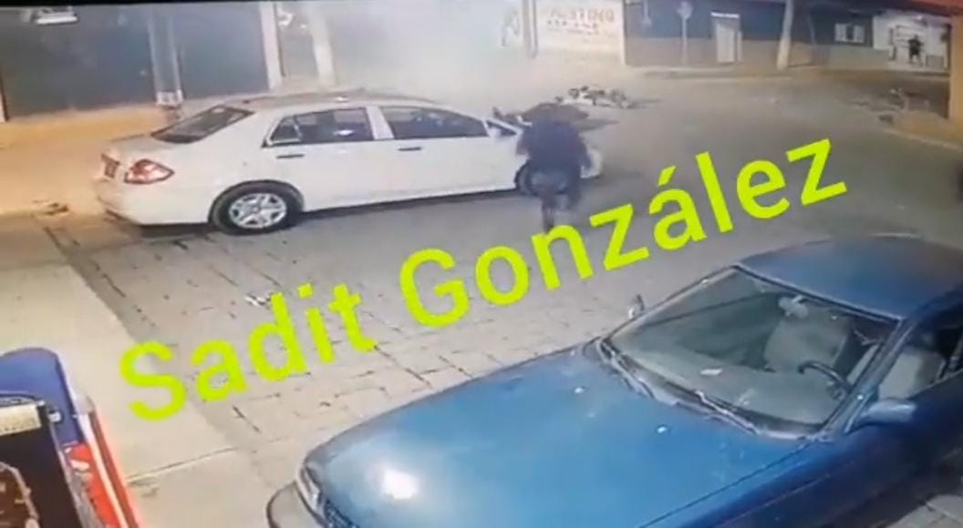 Video desde Puebla: Motociclista provoca accidente al impactarse contra ambulancia en Ajalpan