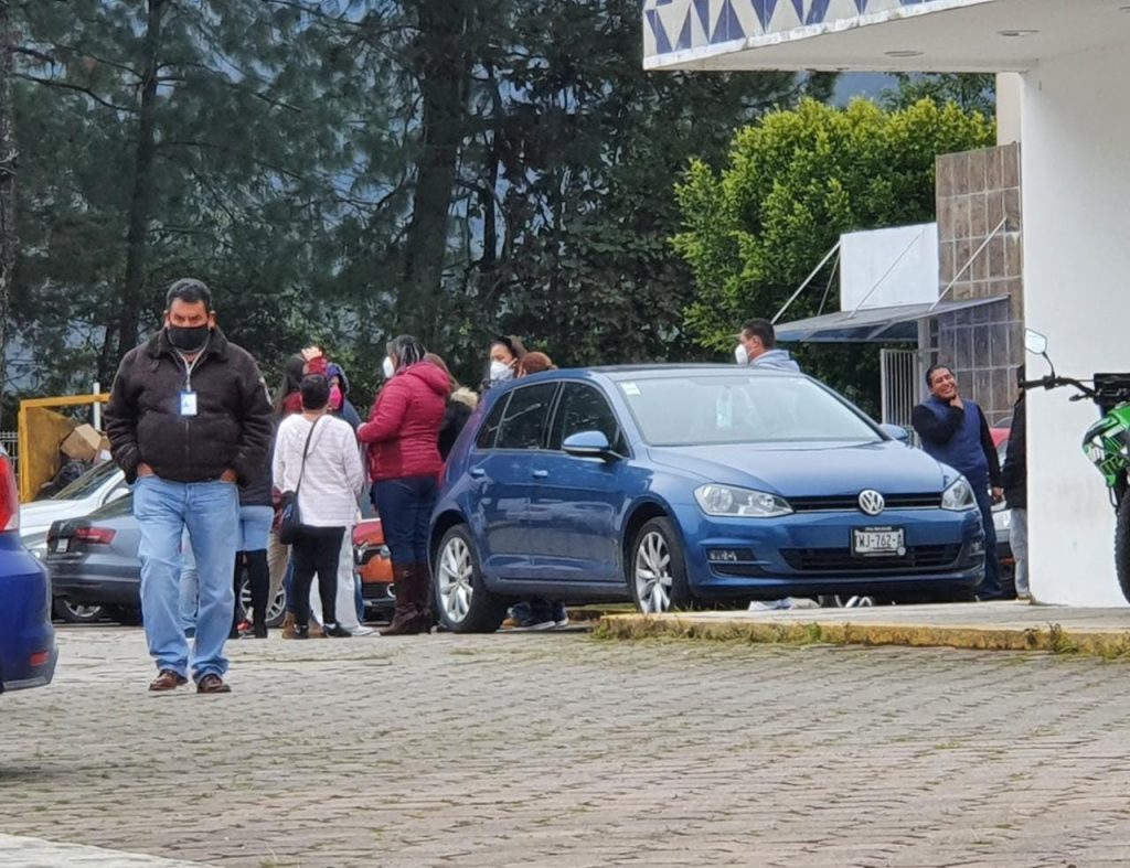 Funcionaria de Salud estatal sostiene reunión con personal del Hospital General de Huauchinango