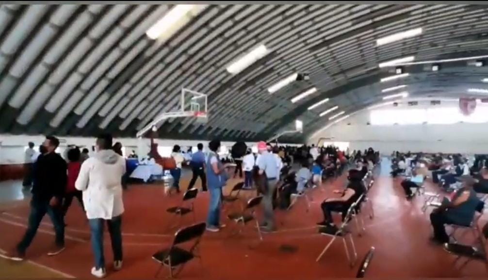Video desde Puebla: Sigue vacunación en deportivo Tlachi de San Pedro Cholula