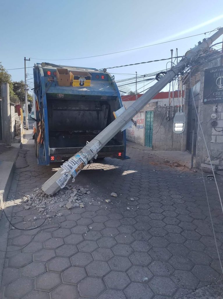 Camión de basura derriba poste de luz en Amozoc