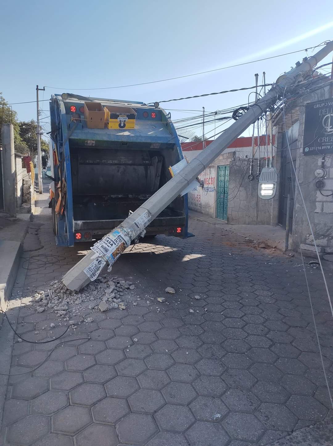 Camión de basura derriba poste de luz en Amozoc