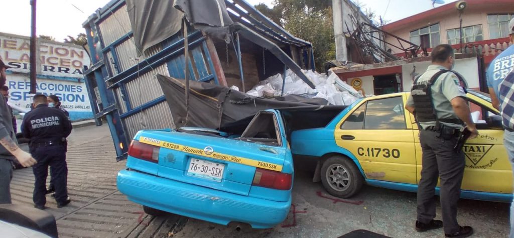 ¡Volvió a nacer! le cayó encima un camión en Huauchinango