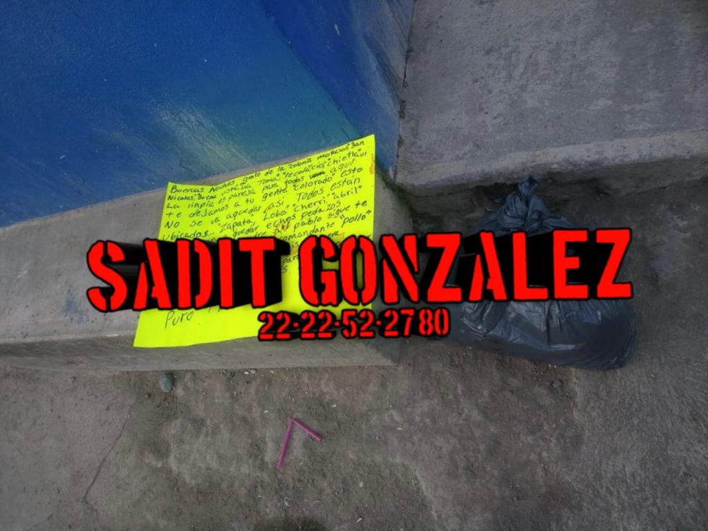 Tiran restos humanos con narcomensaje en Chietla