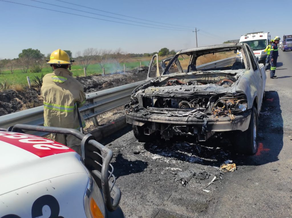 Se calcina camioneta sobre la autopista Puebla Córdoba con dirección a Veracruz