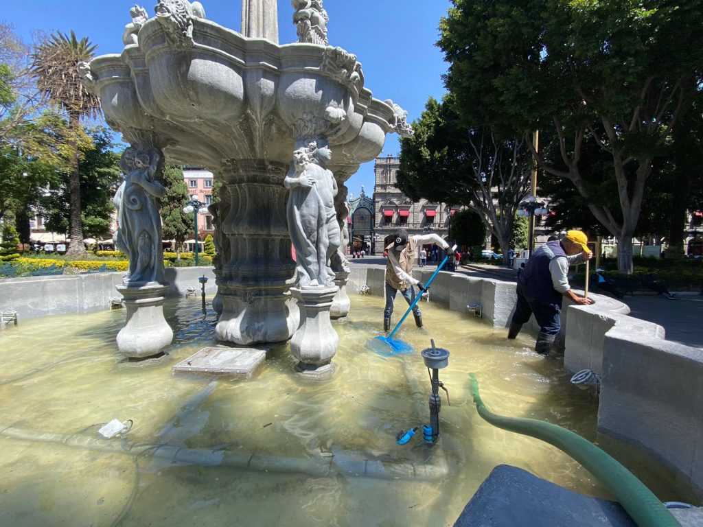 Dan mantenimiento a la Fuente de San Miguel, en el zócalo