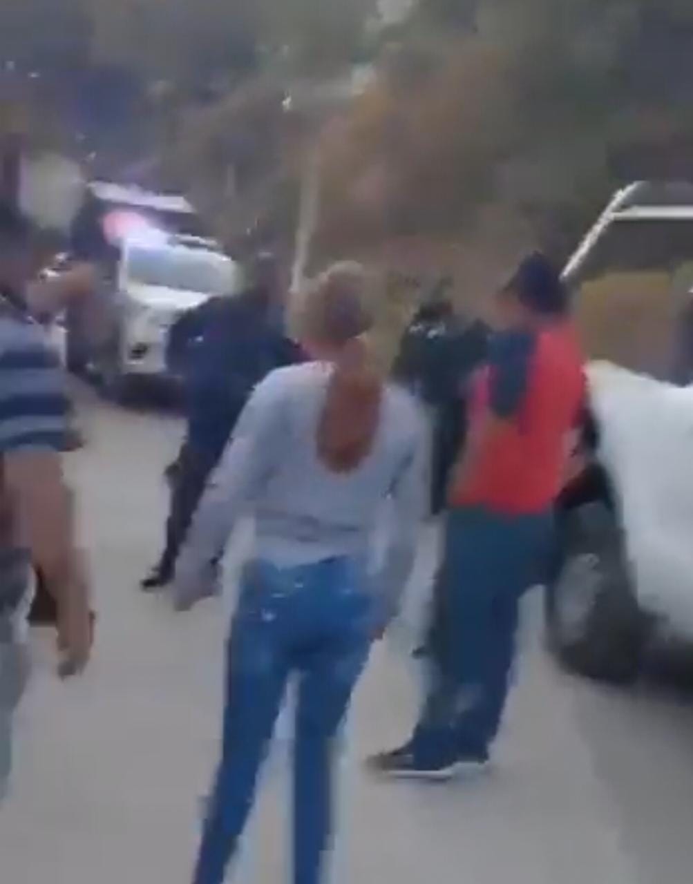 Video desde Puebla: Policías de Pahuatlán detienen y encañonan a familia de la CdMéx