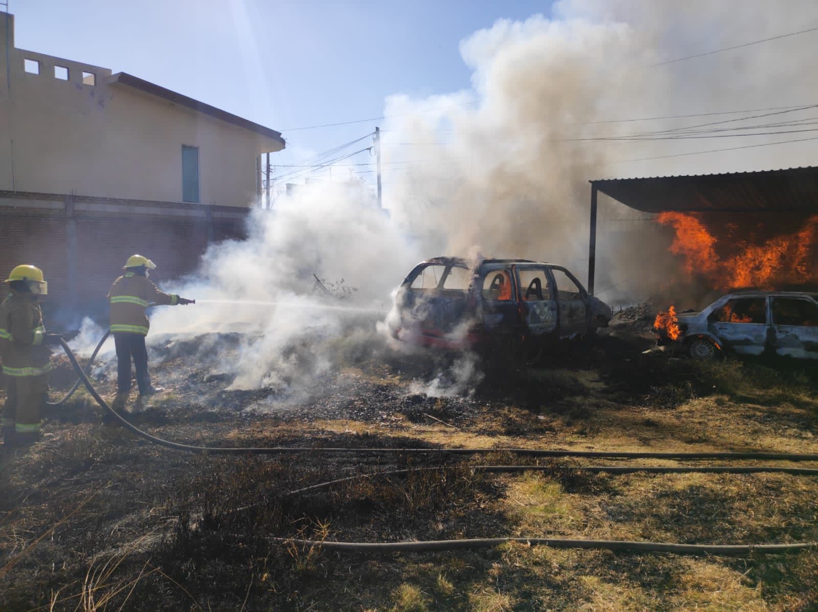 Bomberos sofocan incendio en Sebastián Tepalcatepec