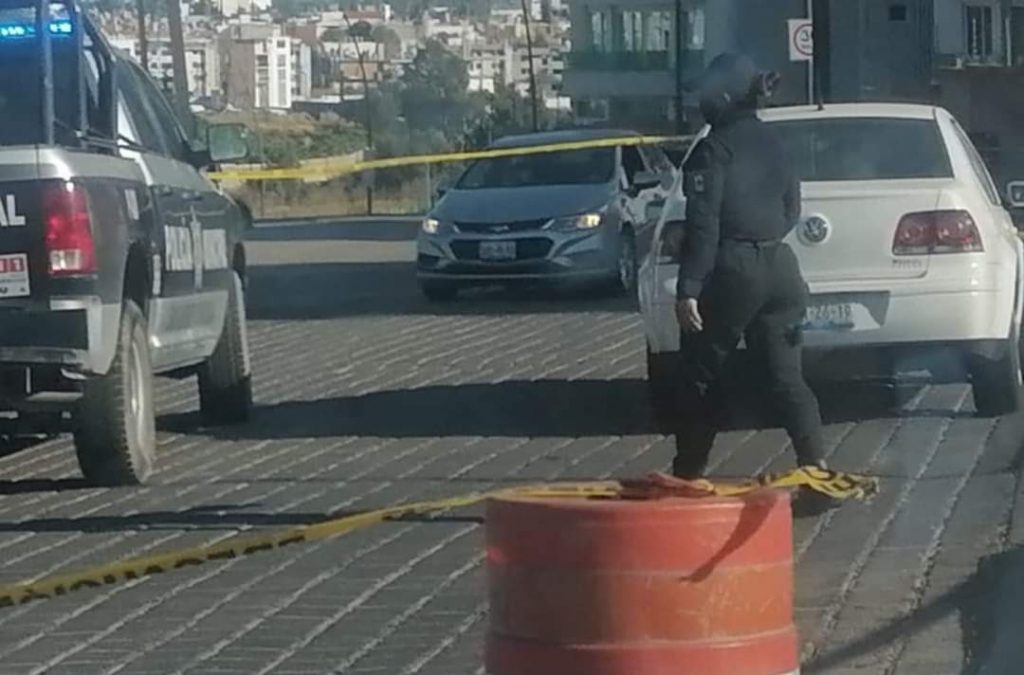 Muere en su propio auto en Lomas de Angelópolis