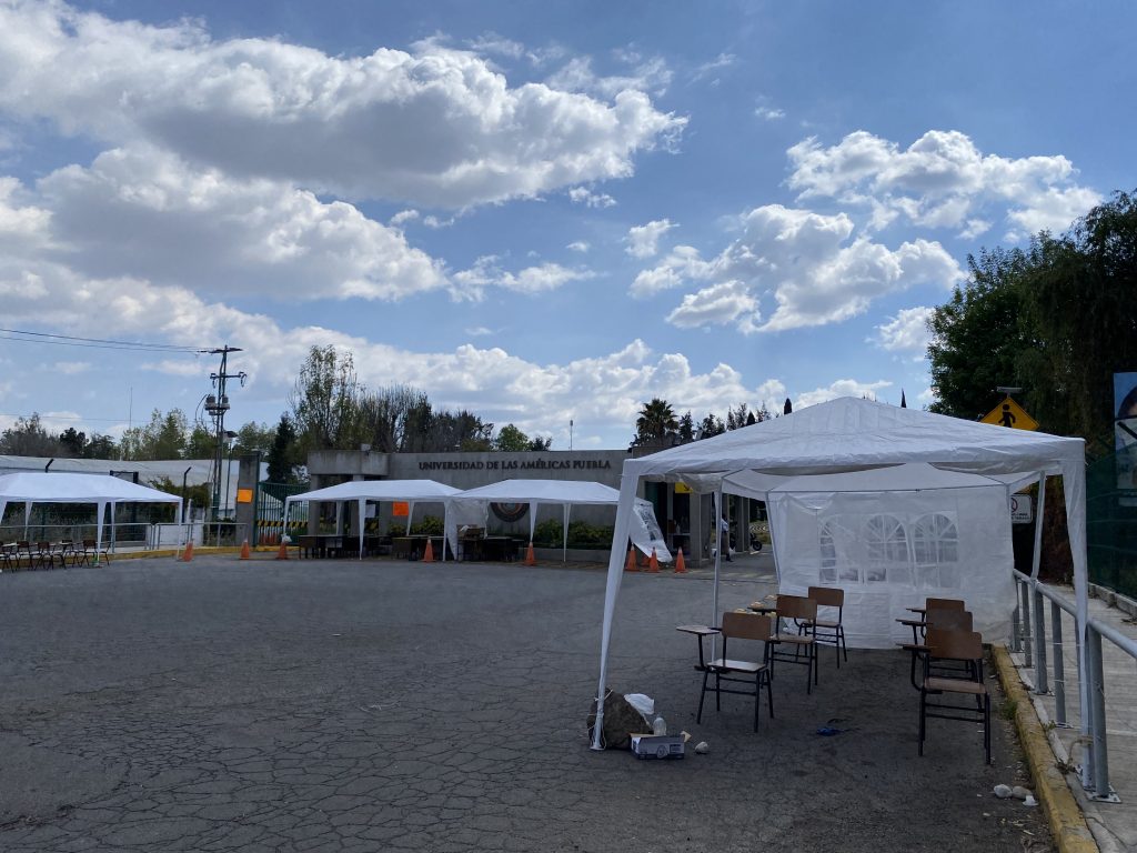 Estudiantes de la UDLAP toman clases al aire libre afuera del campus
