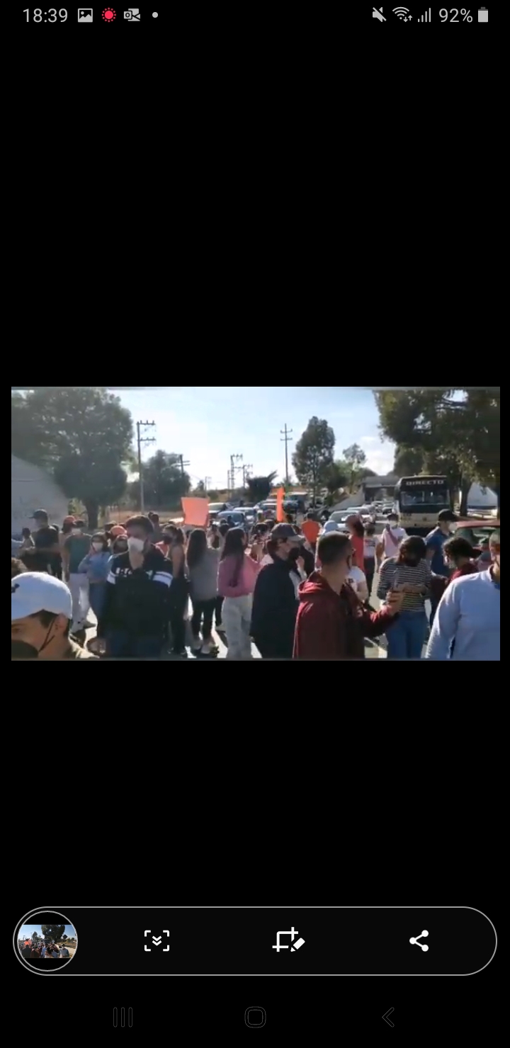Video desde Puebla: Estudiantes UDLAP cierran la Recta a Cholula en protesta por la crisis en la institución