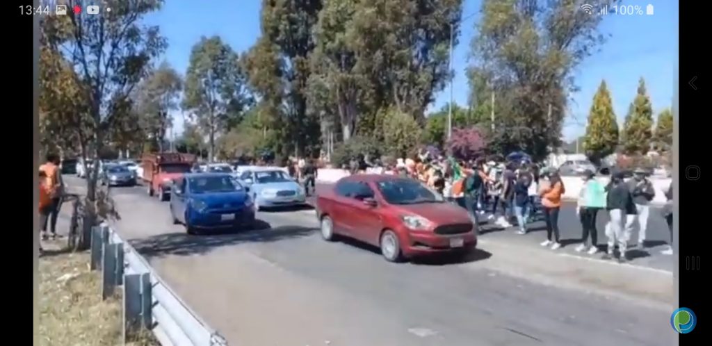 Video desde Puebla: Alumnos UDLAP cierran un carril de la Recta a Cholula y denuncian intimidación de la policía de San Andrés