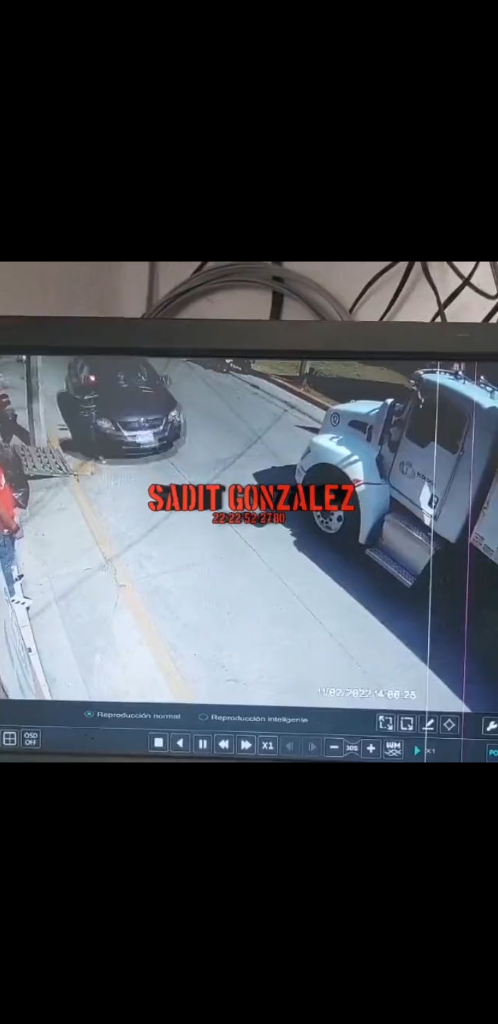 Video desde Puebla: Atropellan a joven en Cuautlancingo por estorbos en la banqueta