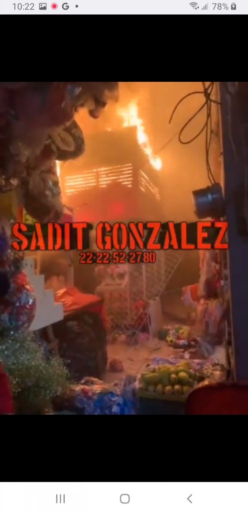 Video desde Puebla: Se incendia mercado en Zacatlán…y los bomberos llegan sin agua