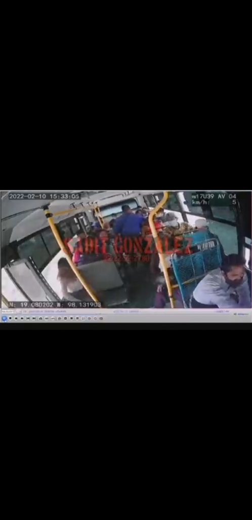 Video desde Puebla: Con groserías y a punta de pistola asaltan a pasajeros de la ruta 17 en la Angelópolis