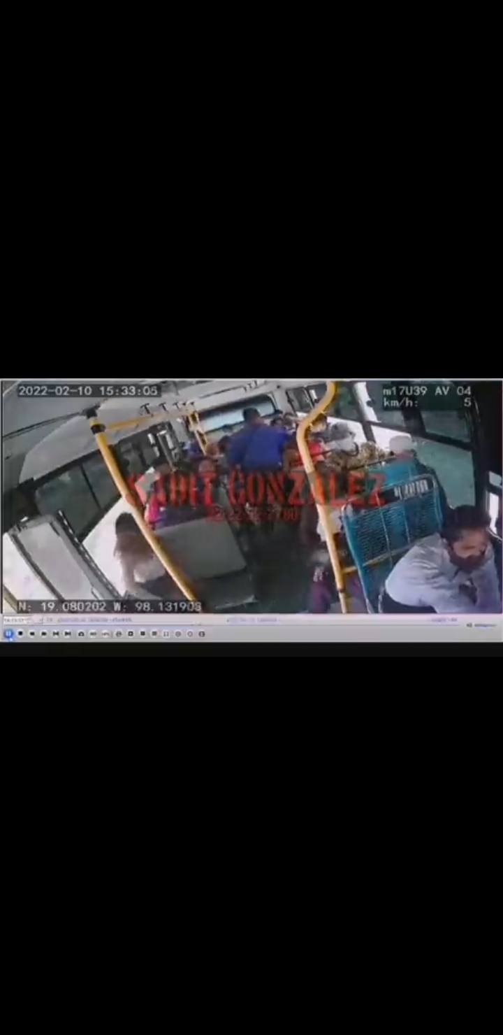 Video desde Puebla: Con groserías y a punta de pistola asaltan a pasajeros de la ruta 17 en la Angelópolis