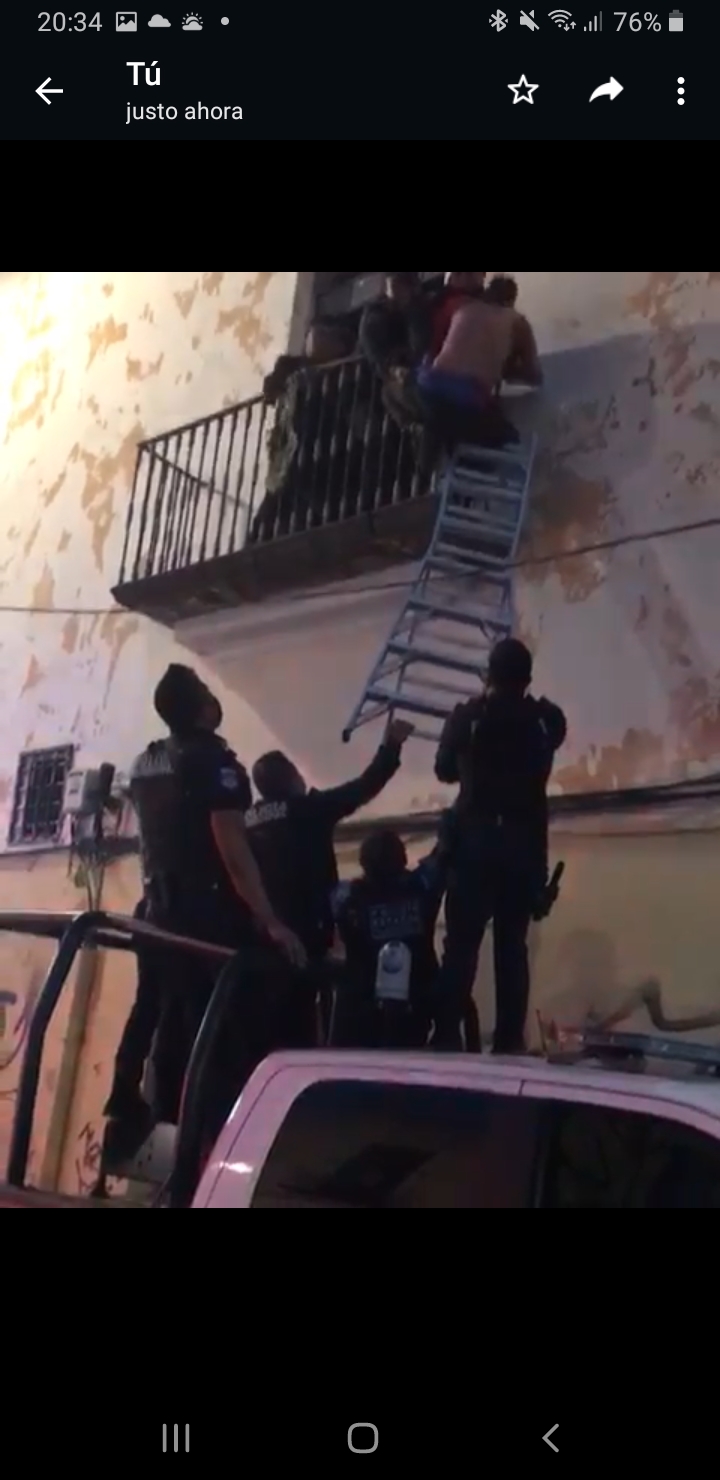 Video desde Puebla: Evitan suicidio en la 10 Oriente y 2 Norte