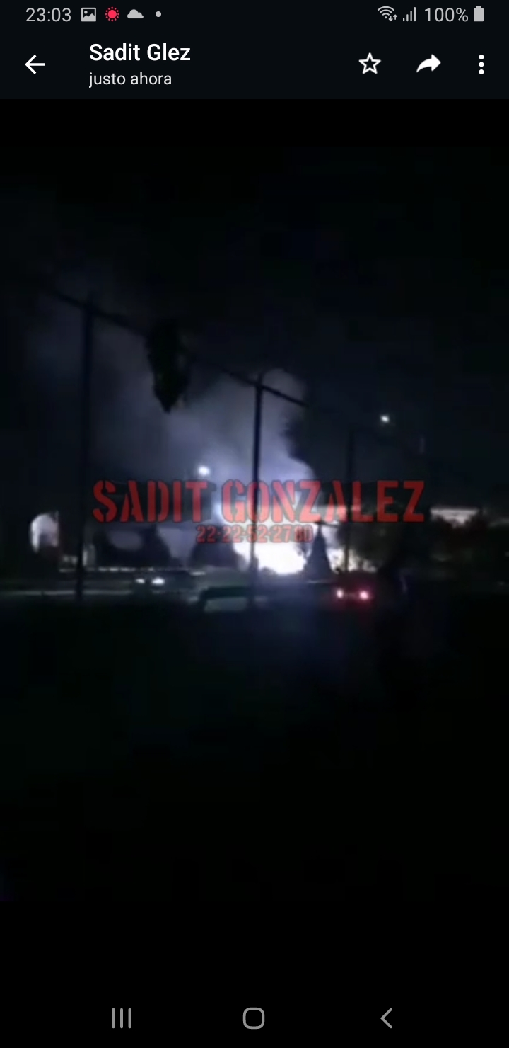 Video desde Puebla: Choque de camión contra poste de luz deja sin energía a varias colonias de Amozoc