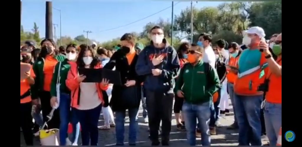 Video desde Puebla: Vestidos de naranja, estudiantes acuden a la UDLAP a la posible reapertura