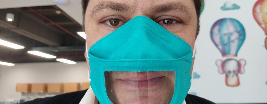 México: Crean mascarillas transparentes para que las personas sordas puedan leer los labios y comunicarse