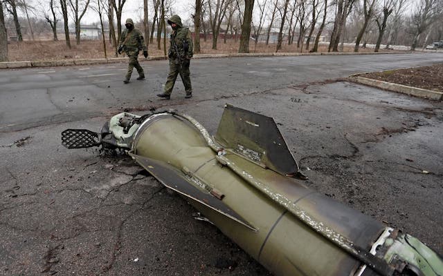 Rusia golpea a Ucrania por tercer día; ‘no depondremos las armas’, desafía Zelensky