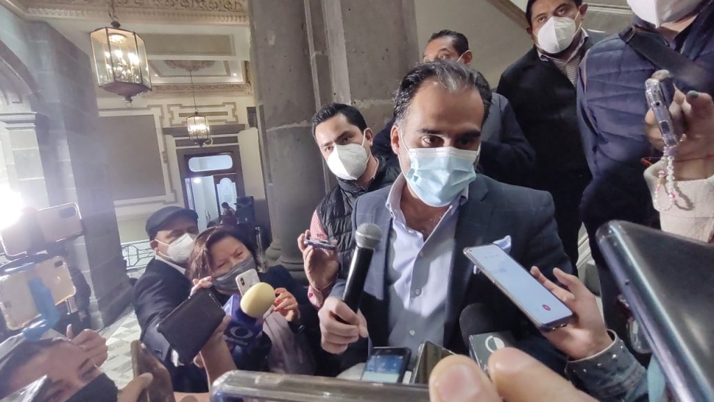 Video desde Puebla: Se esperan 2.2 mdp de la empresa de publicidad en paraderos y la concesión es por 10 años, señaló Michel Chaín