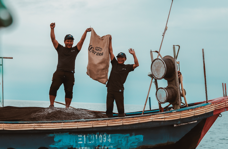 El compromiso de Corona con el medio ambiente traspasa fronteras, realizando campeonato de Pesca de Plástico a nivel global