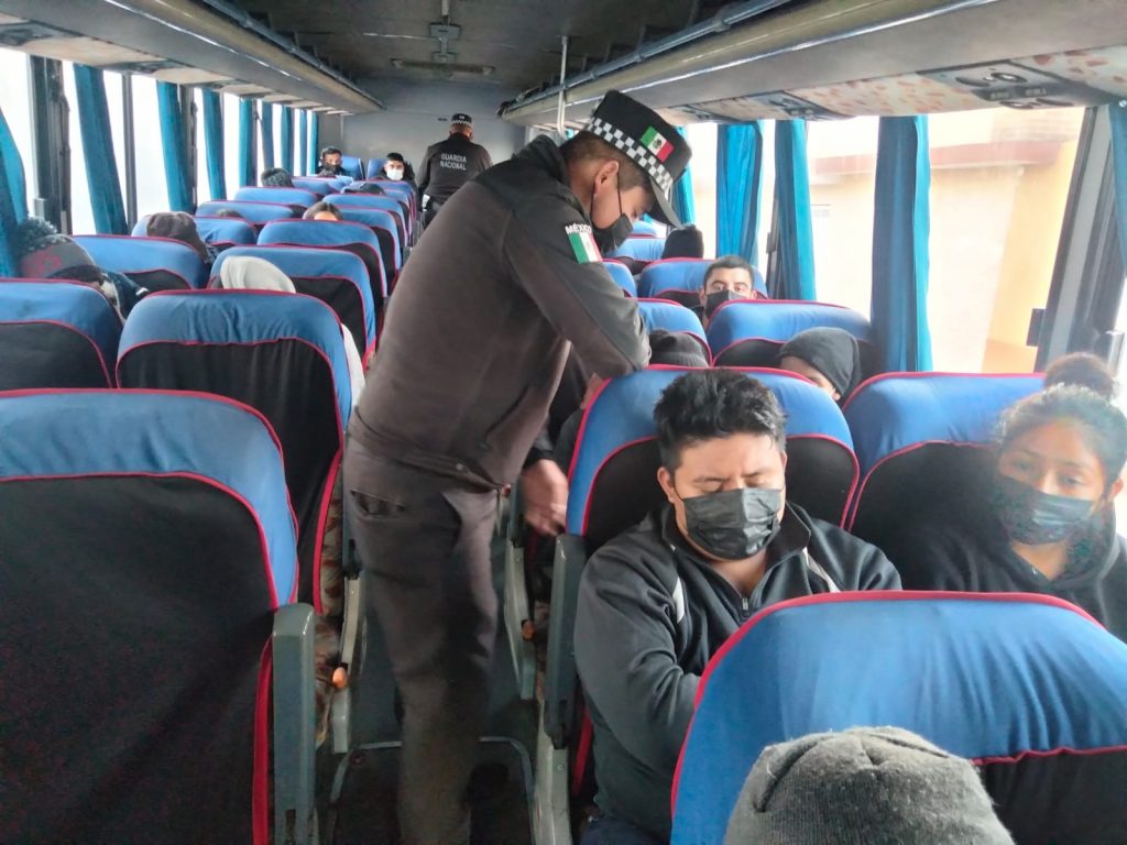 Aseguran a 35 migrantes en la desviación a Zacatlán