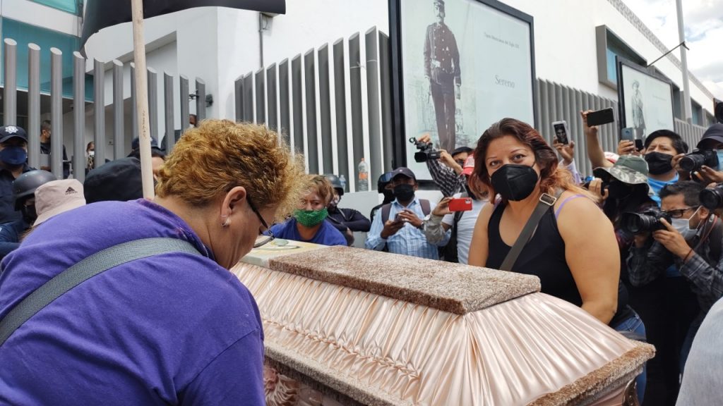 8M Puebla: Con ataúdes, proclamas por justicia y la exigencia de poner alto a los feminicidios y violencia de género