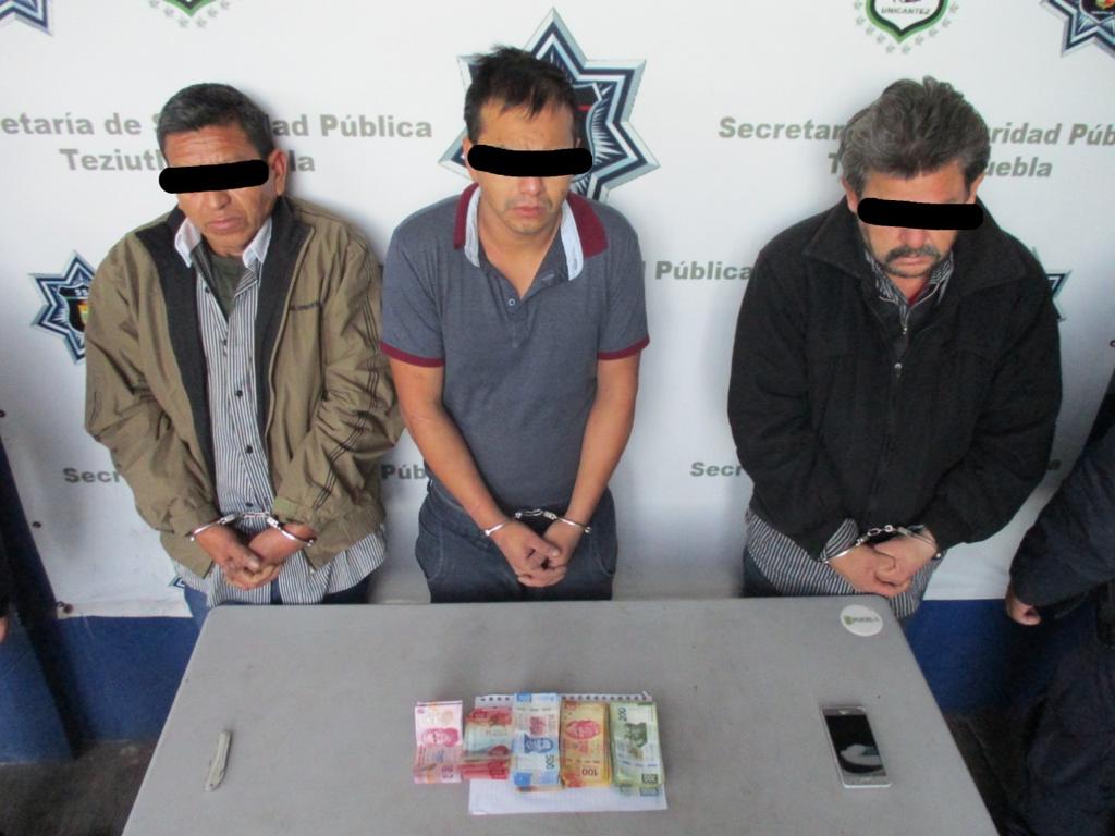 Detienen a 3 presuntos asaltantes con 83 mil pesos que le habrían robado a un comerciante en Teziutlán.
