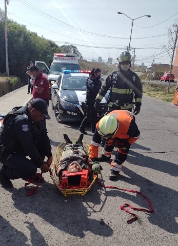 Protección Civil Municipal rescata a dos personas lesionadas por volcadura y caída en canal.