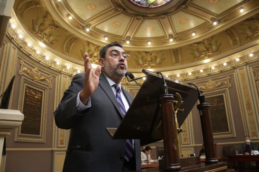 La Legislatura sí debe conocer la propuesta del ayuntamiento de concesionar 10 el mobiliario urbano, señaló Sergio Salomón Céspedes