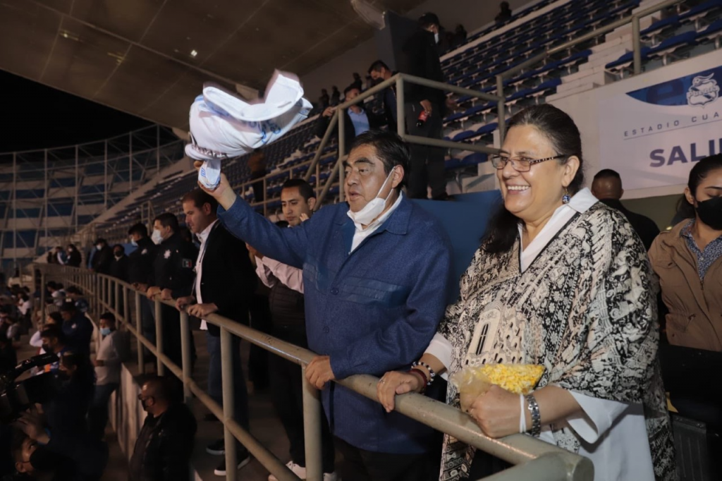 Si directivos del Puebla FC no explican por qué permitieron una fiesta con alcohol en el Cuauhtémoc, se quitarán concesiones en el estadio, advirtió Miguel Barbosa