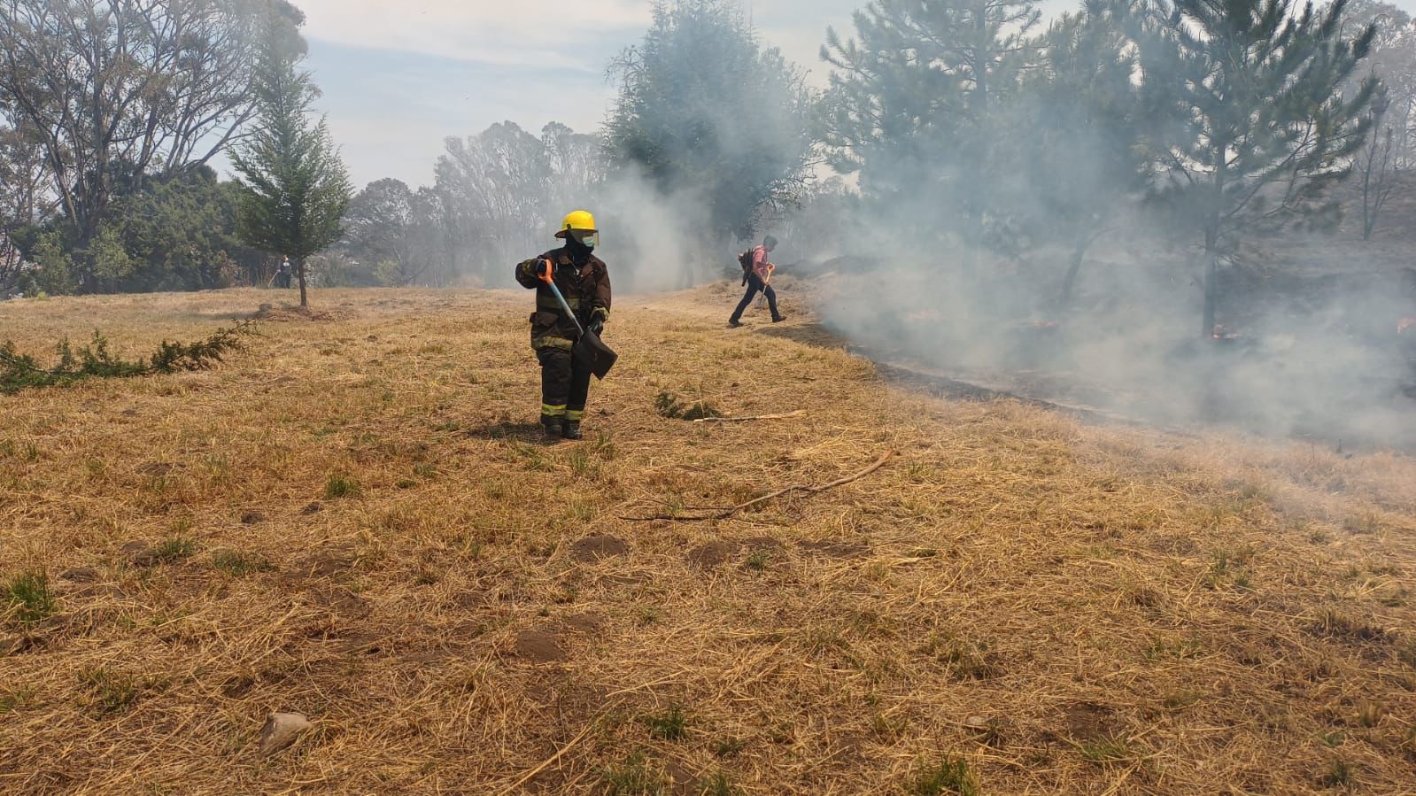 Fotonota: Unidades de emergencia sofocaron incendio de pastizal en cerro de Amalucan.