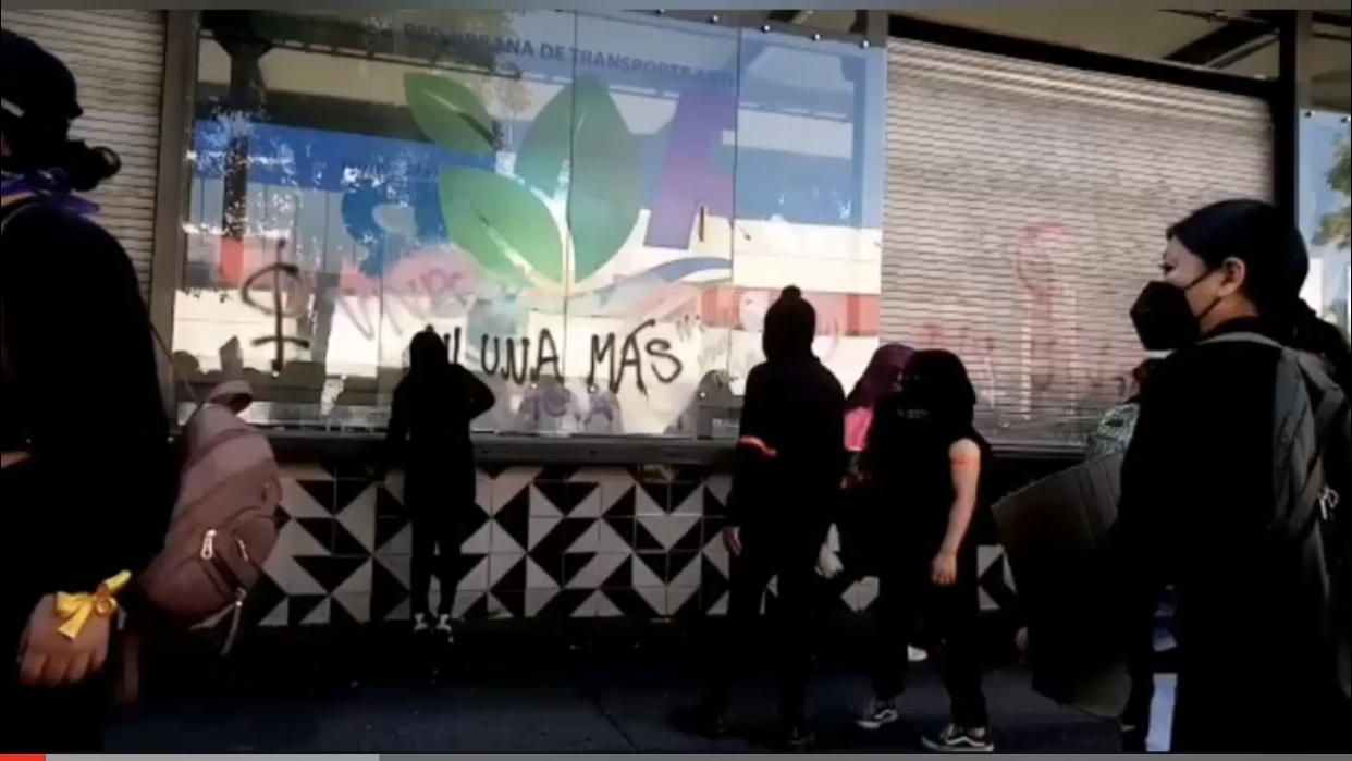 Video desde Puebla: Marchistas dañan paraderos de Ruta