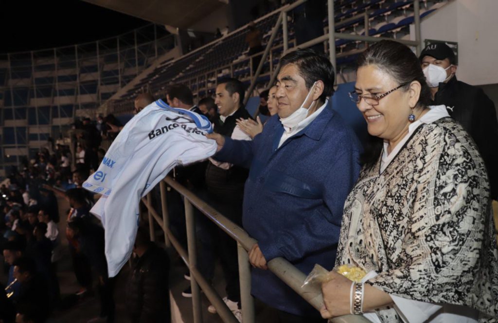 Video: En el Cuauhtémoc, Barbosa Huerta convive con grupos de animación del Club Puebla