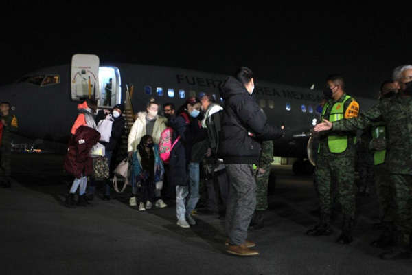 Llegan las primeras familias evacuadas de Ucrania a México