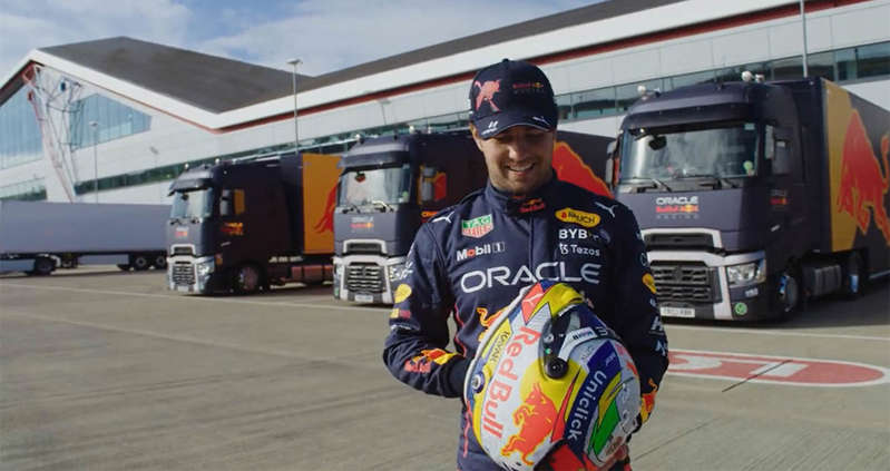 ‘Checo’ Pérez estrena casco para temporada de F1