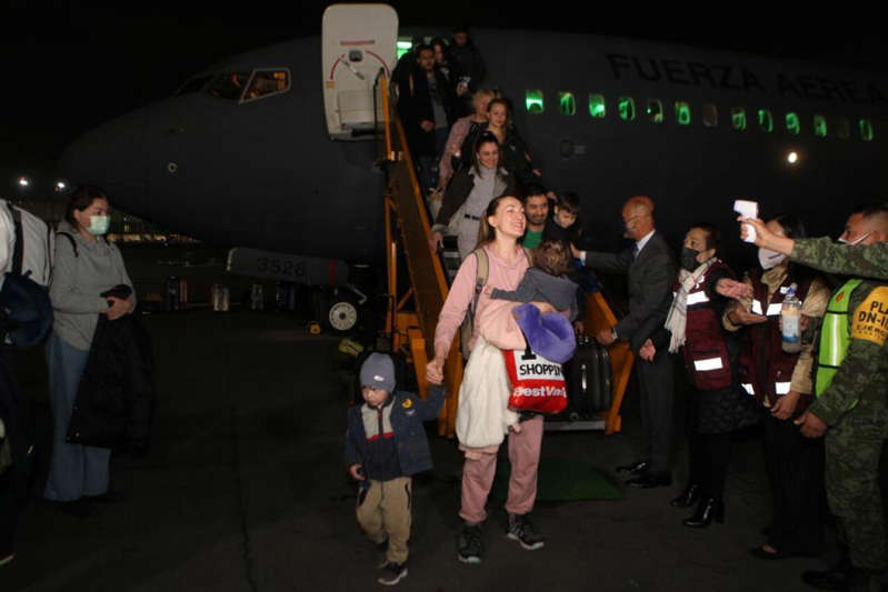 Aterriza en la CDMX segundo vuelo con mexicanos evacuados de Ucrania
