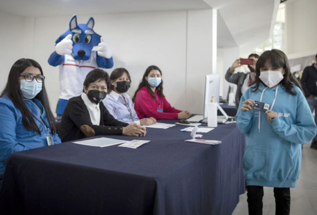 Rectora Lilia Cedillo entrega credenciales BUAP a estudiantes matrículas 2020 y 2021