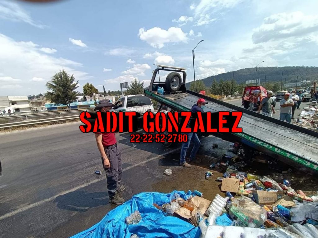 Camioneta se le rompe la dirección y provoca aparatoso accidente sobre el Periférico.